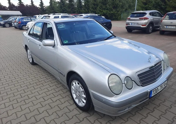 Mercedes-Benz Klasa E cena 9900 przebieg: 222000, rok produkcji 1999 z Leżajsk małe 232